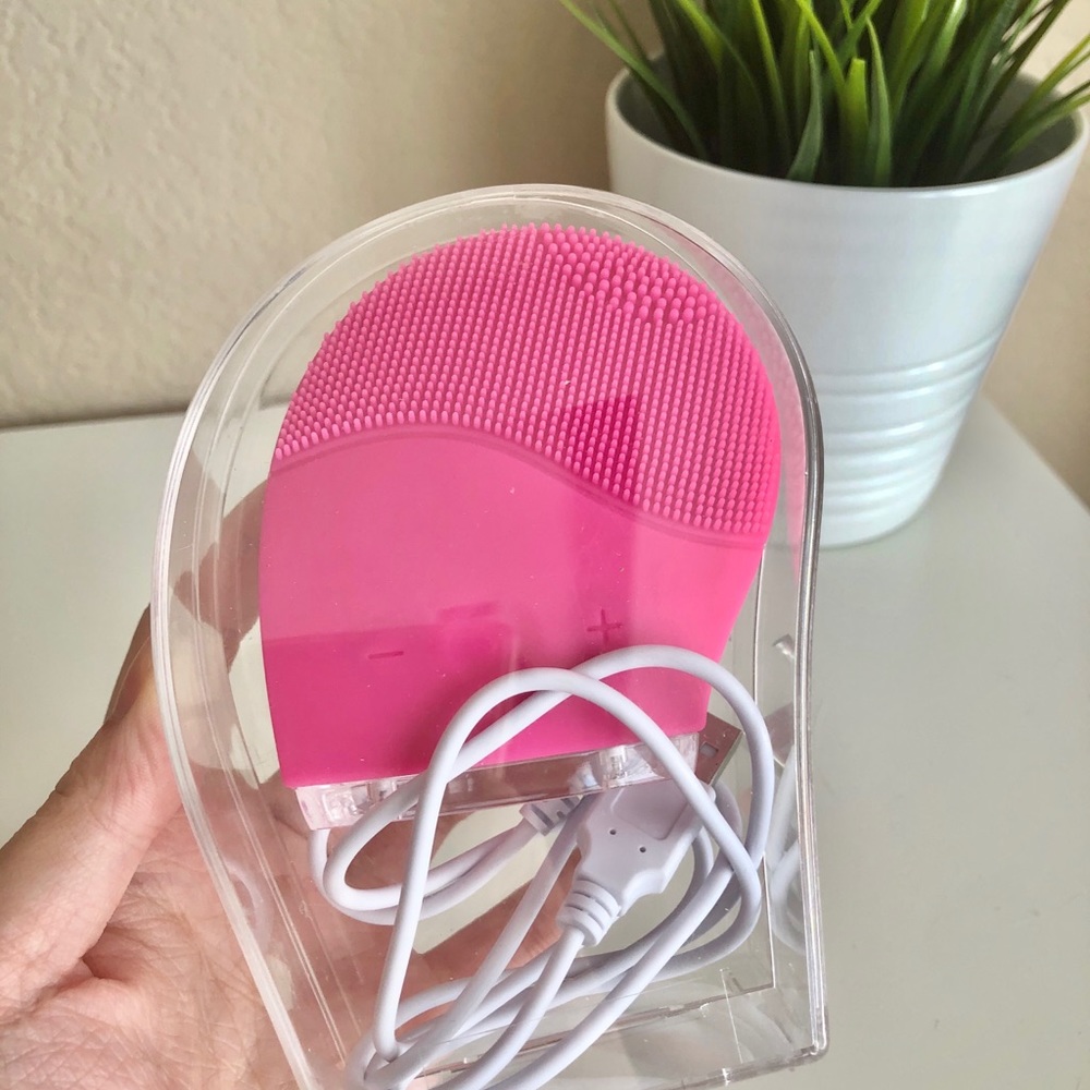 Vibrating facial cleansing brush